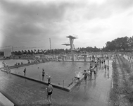 811577 Gezicht op het openlucht wedstrijdbad van het Zwembad Den Hommel (Kennedylaan 5) te Utrecht.